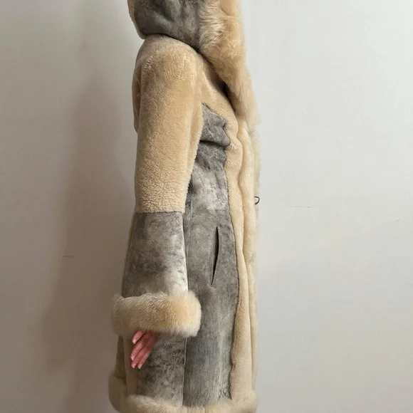 Genuine reversed lamb skin, coat with fox fur trim - Picture 6 of 8